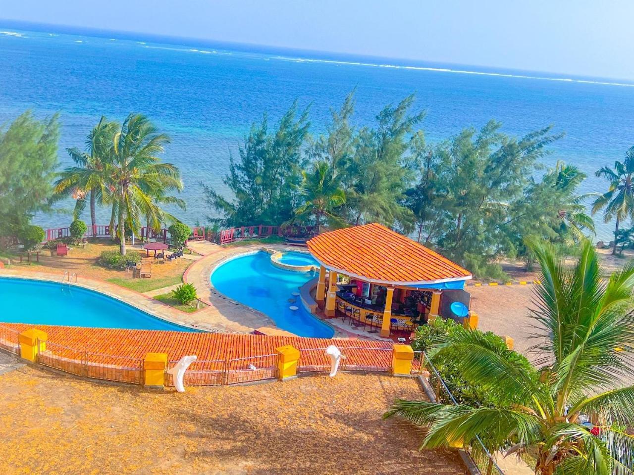 Cool Breeze Beachfront Apartment Mombasa